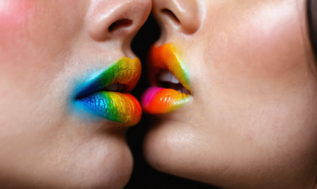 découvrez la définition et l'analyse complète du rainbow kiss, un baiser insolite et unique, avec ses origines, ses significations et ses implications.